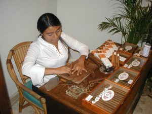 lady cigar roller
