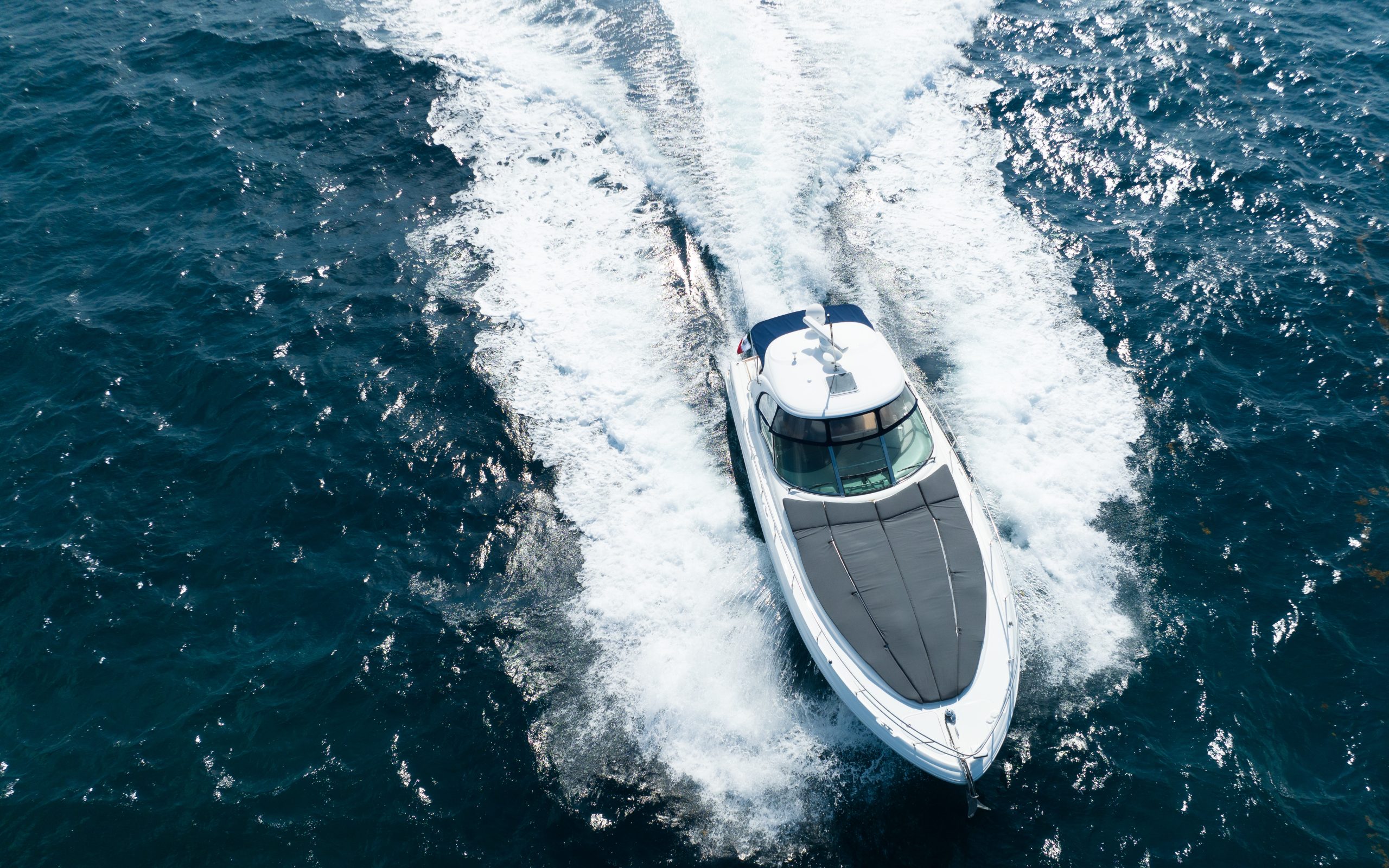 Charter a yacht SeaRay 