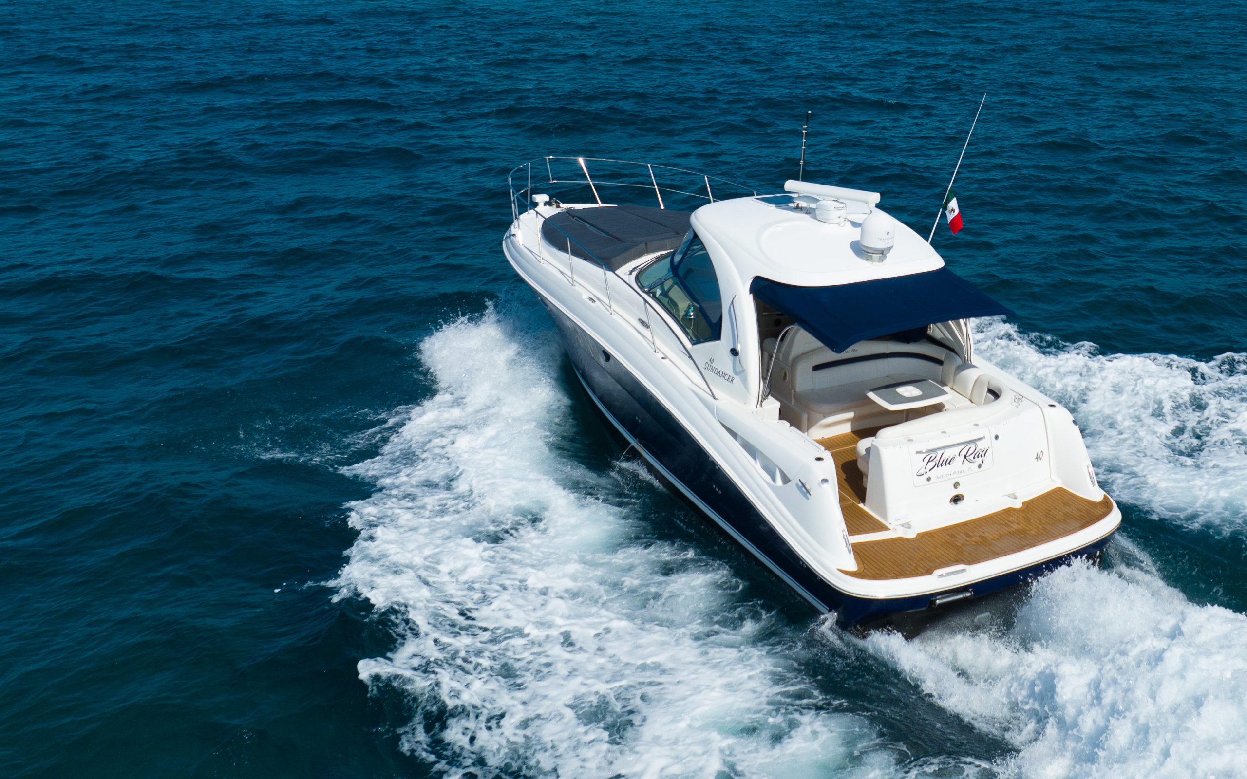 Charter a yacht SeaRay 