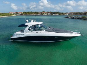 Charter a yacht SeaRay