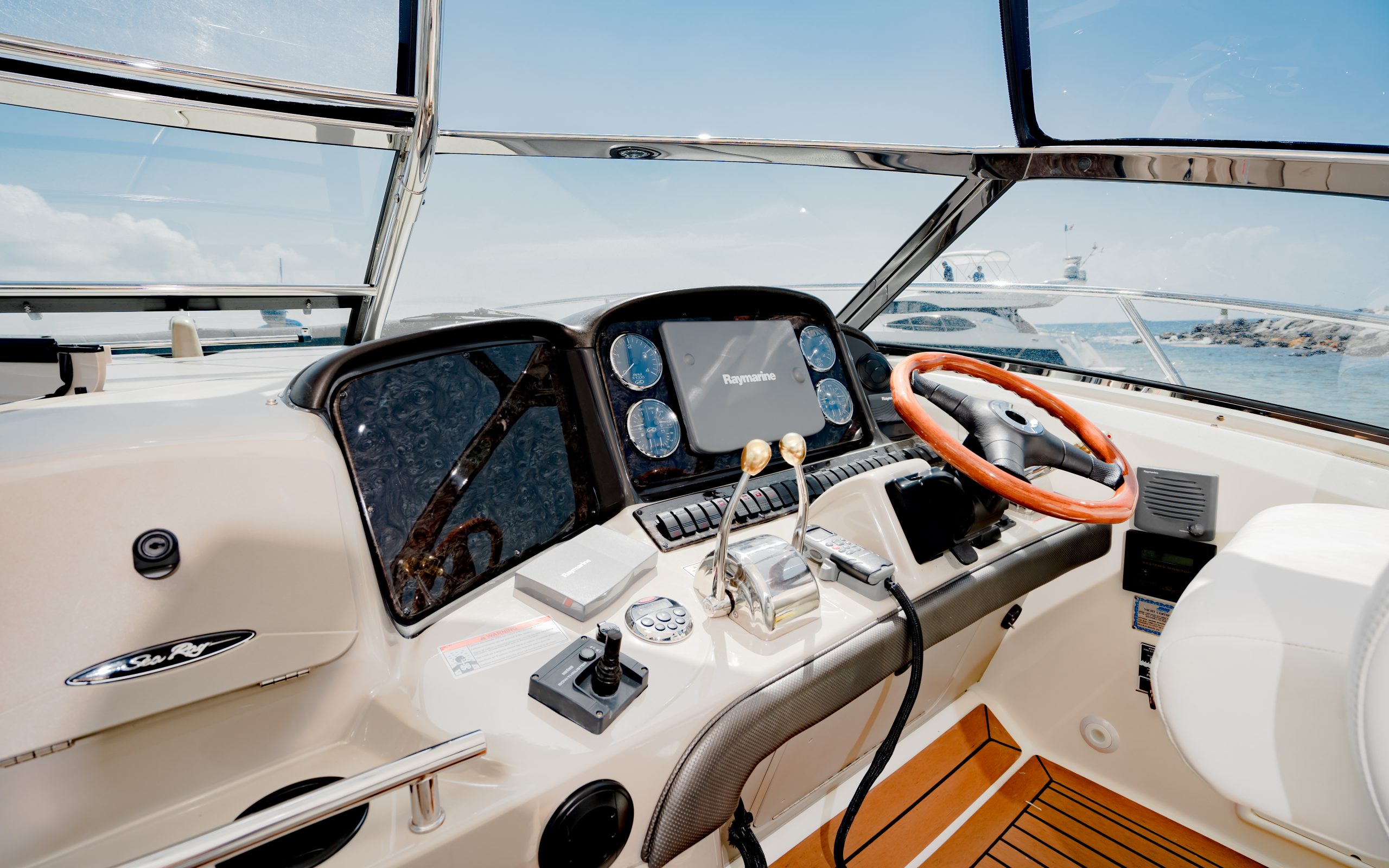 Charter a yacht SeaRay 