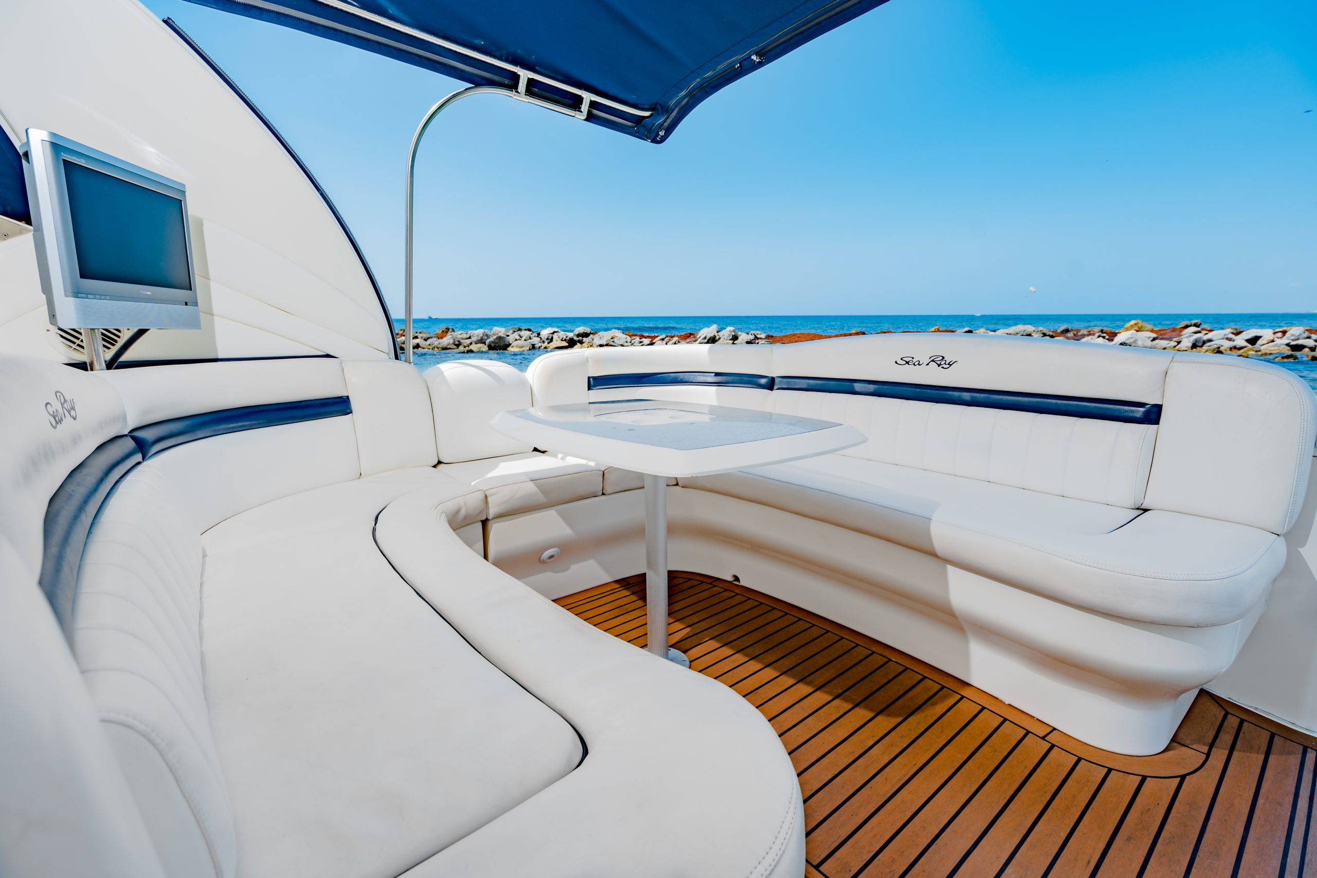 Charter a yacht SeaRay 