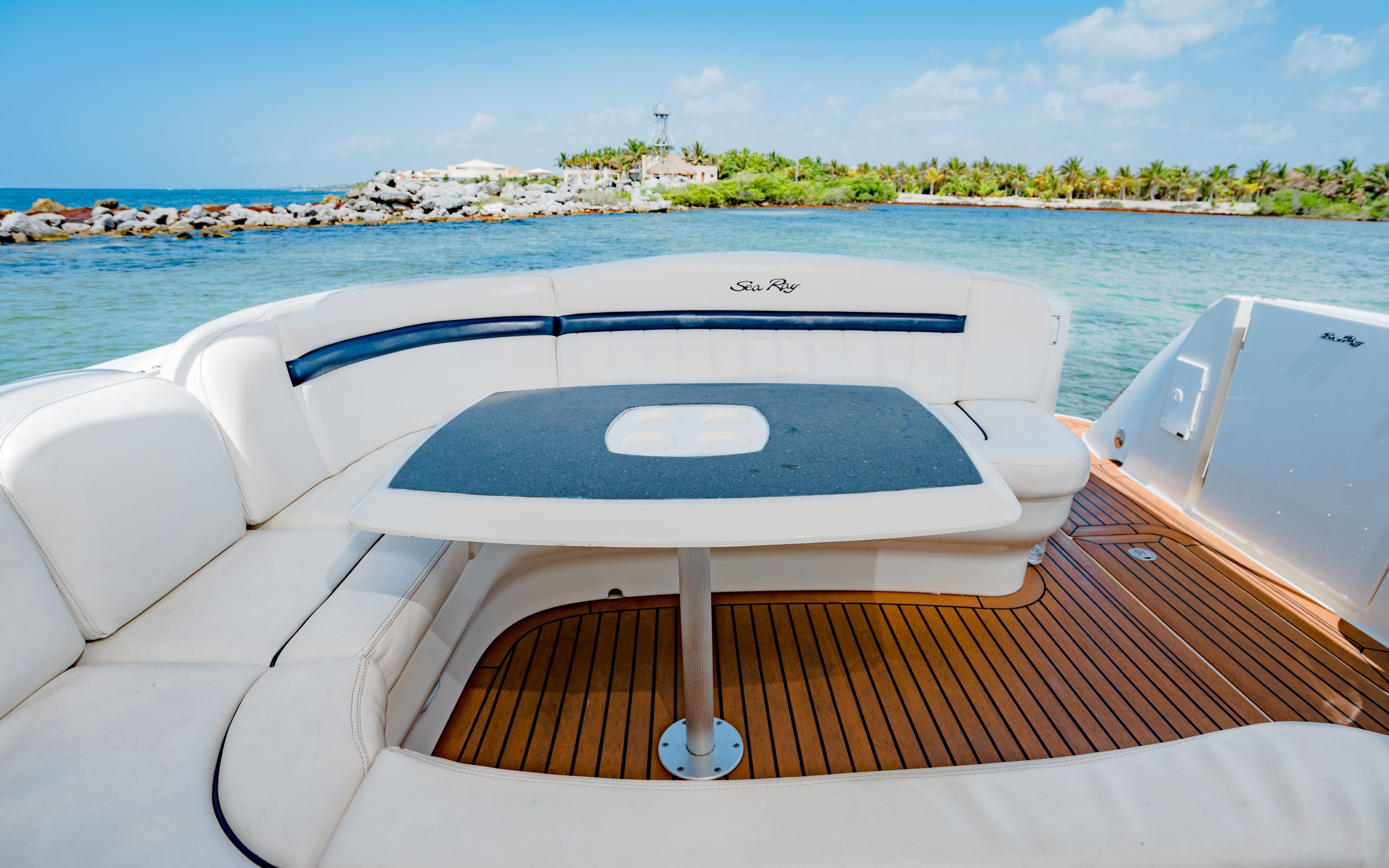 Charter a yacht SeaRay 