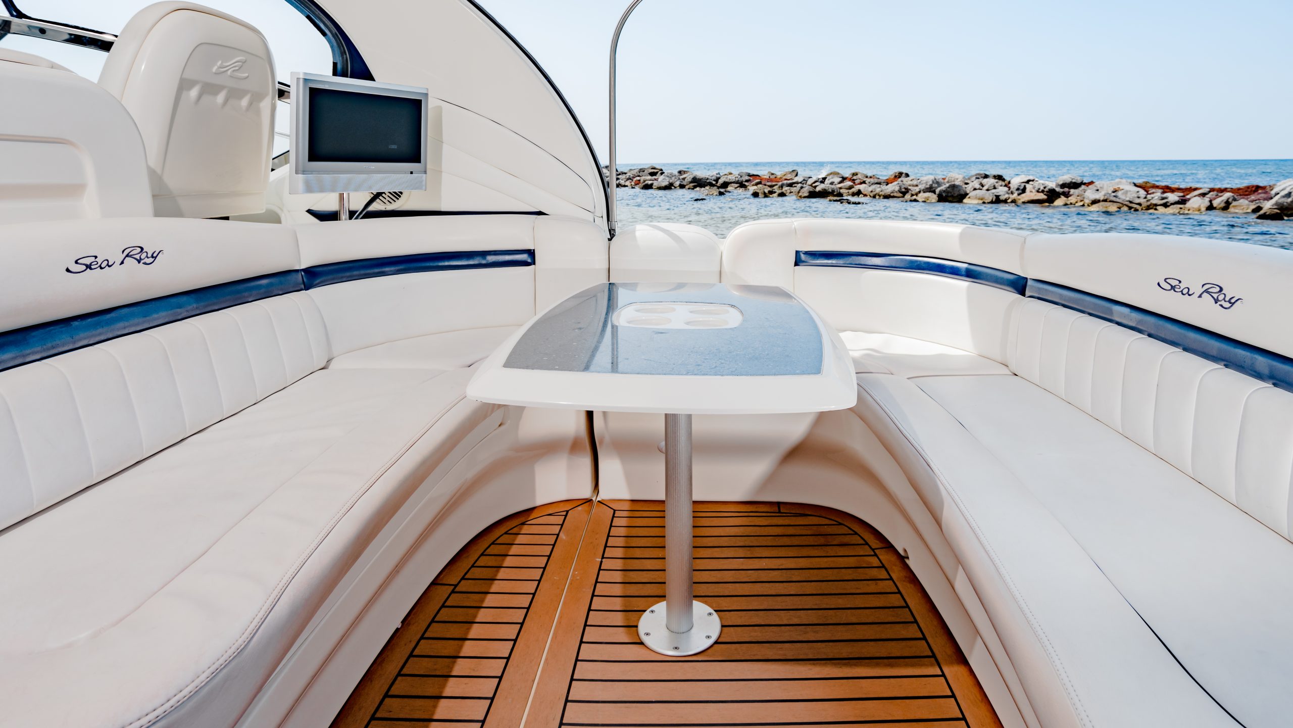 Charter a yacht SeaRay 