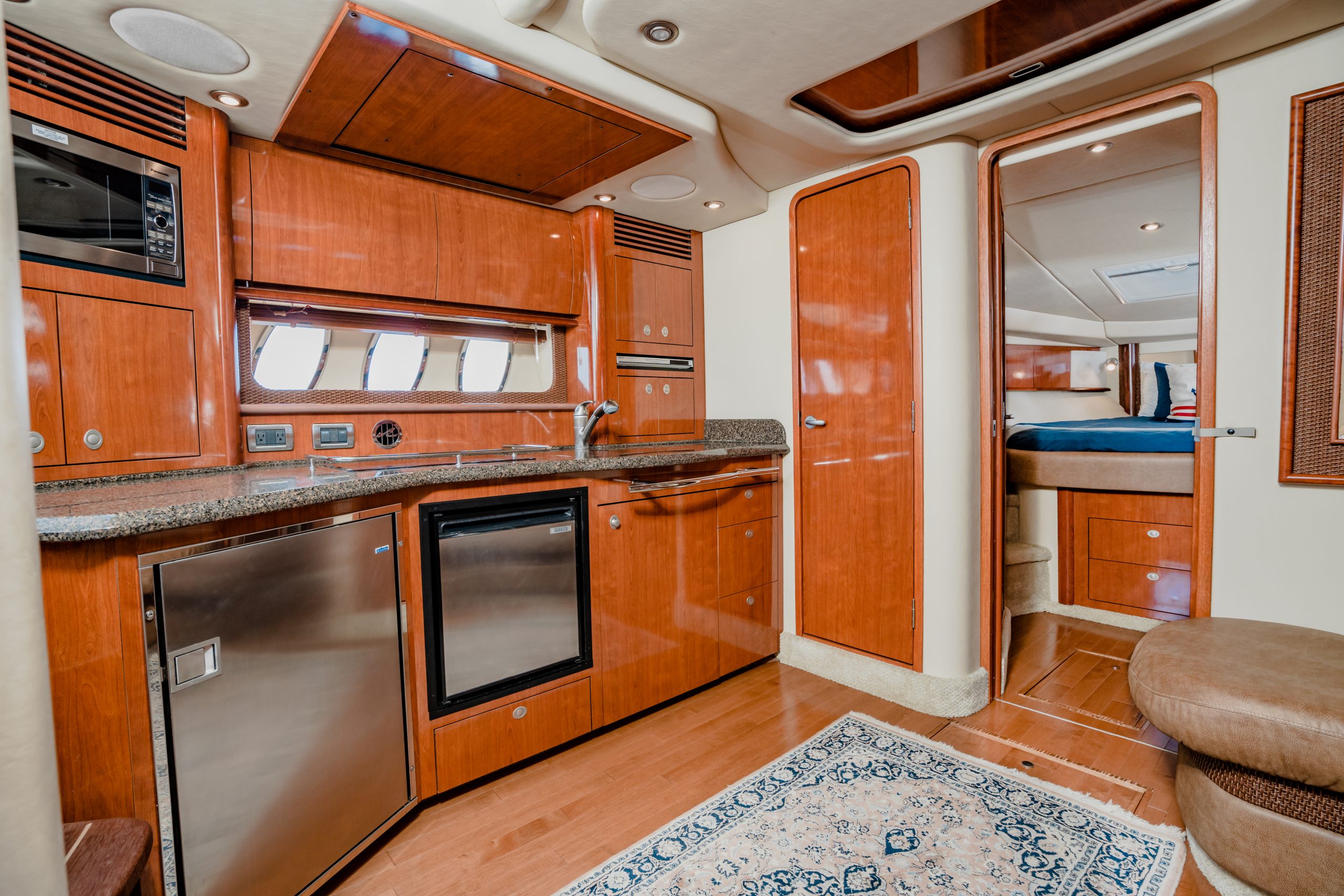 Charter a yacht SeaRay 