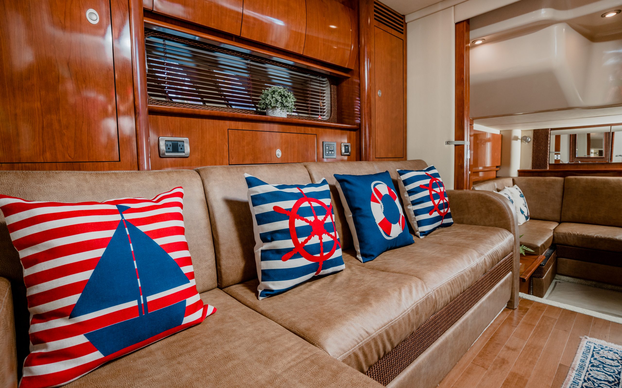 Charter a yacht SeaRay 